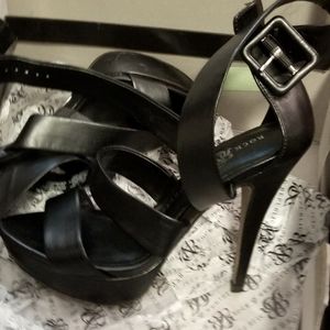 Rock and republic womens size 8 black Heels..gently worn.